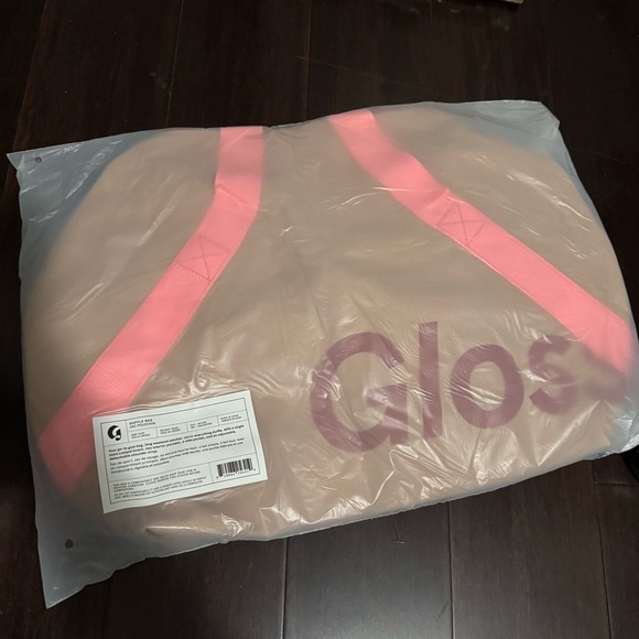 NEW Glossier Duffel Bag - Picture 4 of 6